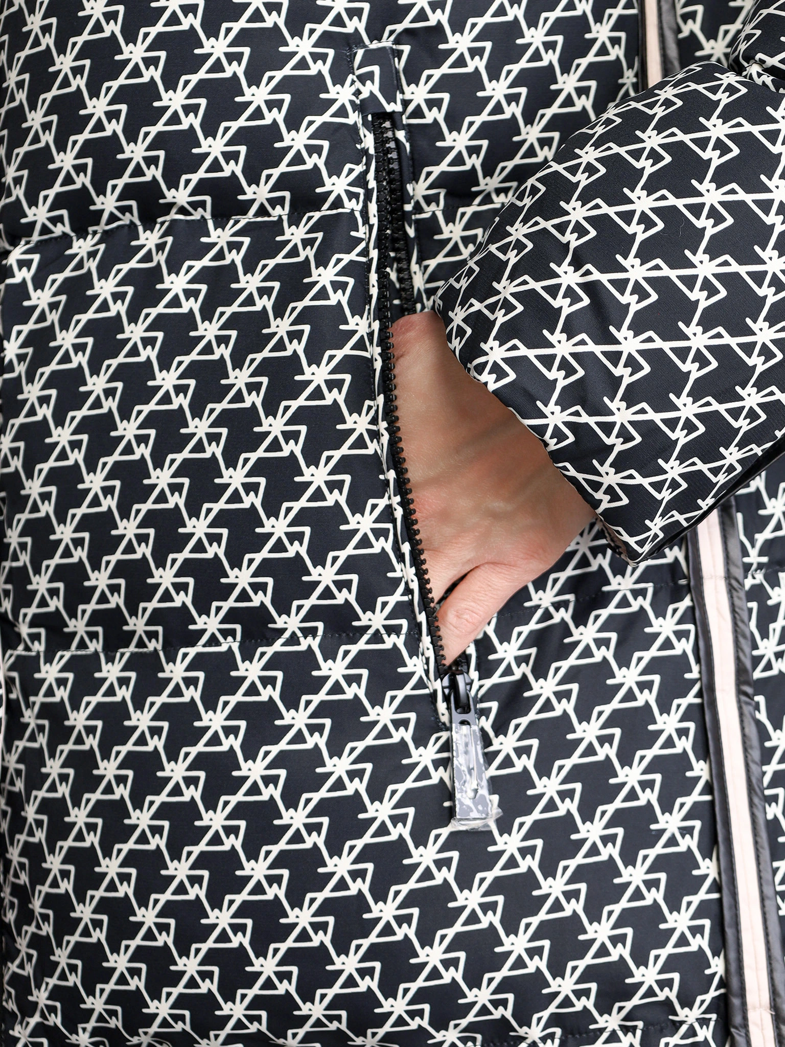 Пуховик черного цвета с капюшоном